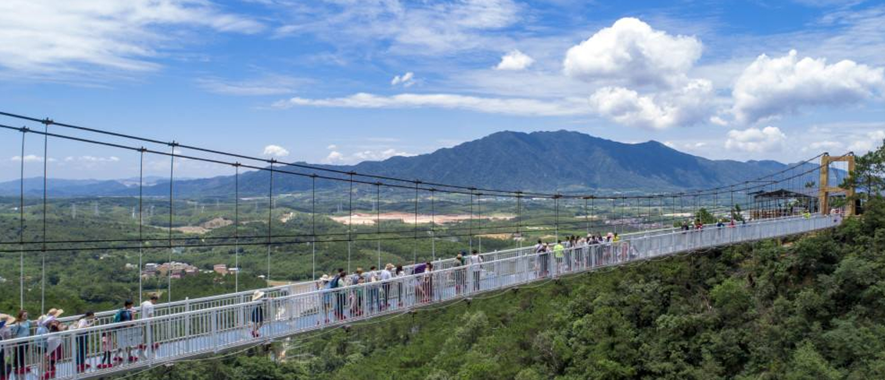 廣東省清遠(yuǎn)市(shì)牛魚嘴生(shēng)态風(fēng)景區吊橋